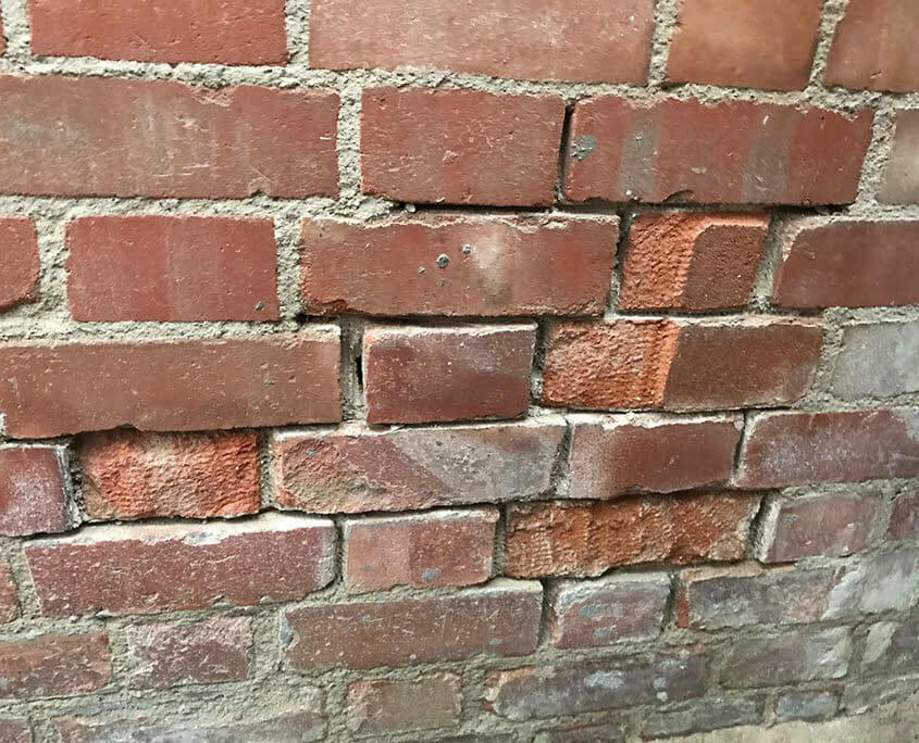 Photo of missing mortar on brickwork