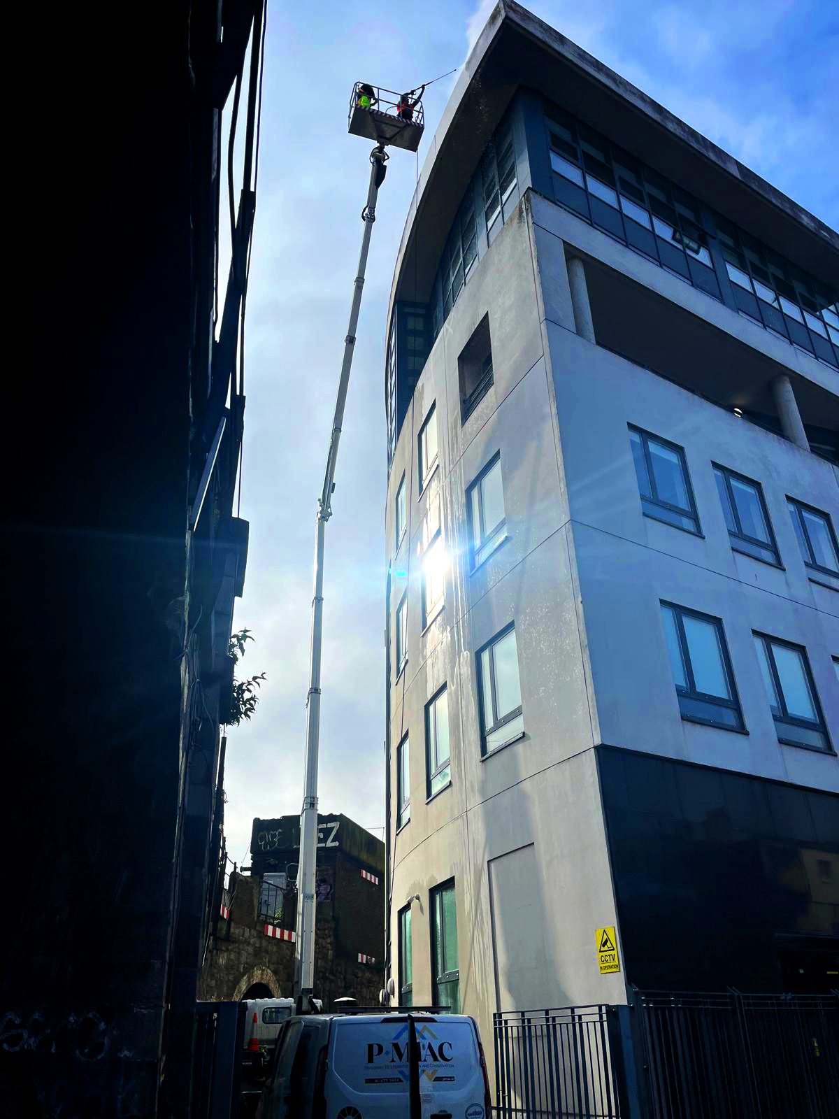 MEWP assisting in cleaning of a techrete facade